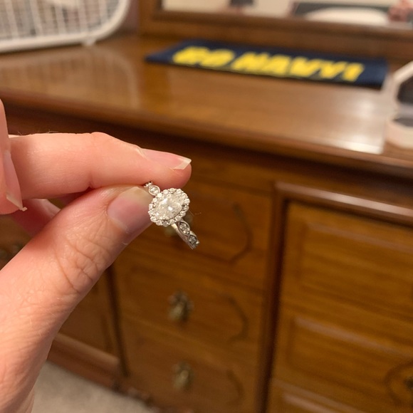 Engagement ring - Picture 3 of 7